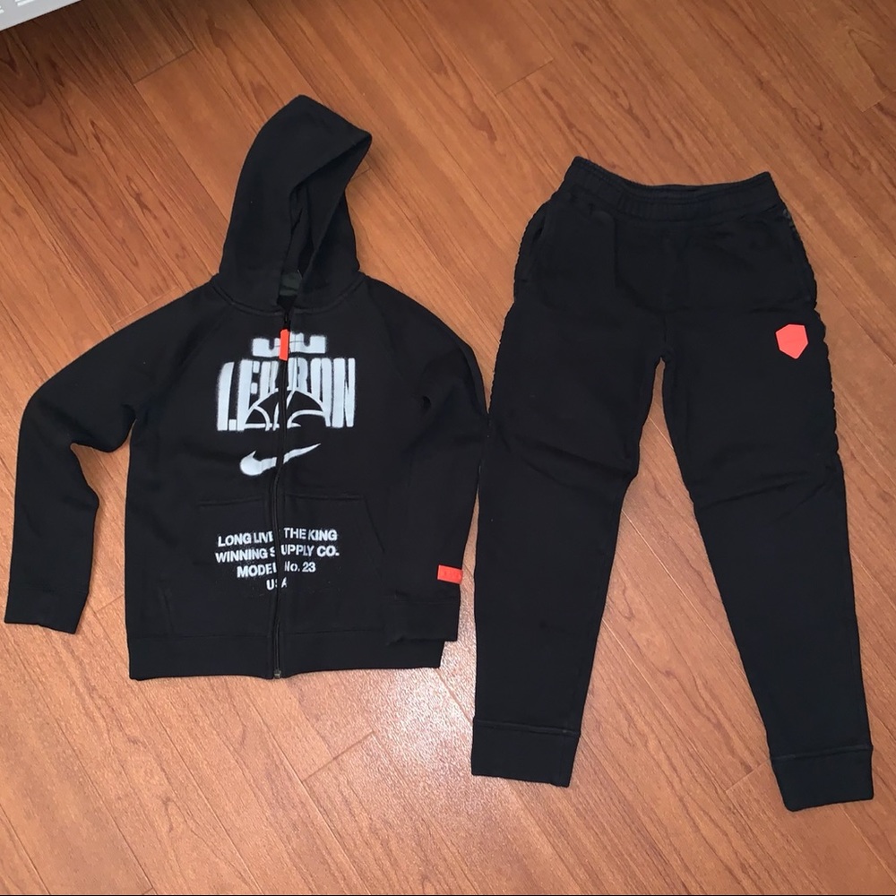 NIKE - Lebron James Set (Hoodie & Sweatpants)